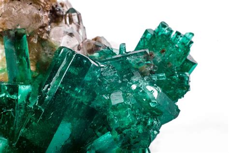 how to identify raw emerald.